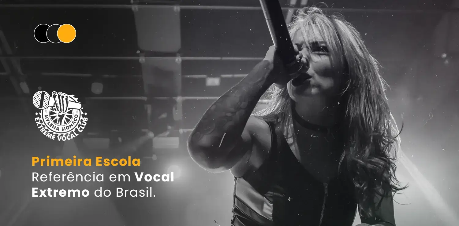 Imagem em preto e branco de uma vocalista de metal extremo cantando em um microfone durante um show, com uma tatuagem visível no braço. No lado esquerdo da imagem, o logotipo do Extreme Vocal Club, acompanhado do texto em amarelo e branco: 'Primeira Escola Referência em Vocal Extremo do Brasil'. Acima, há três círculos sobrepostos em preto, cinza e amarelo.